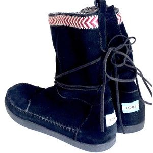 TOMS suede leather moccasin bootie mukluks, 8.5